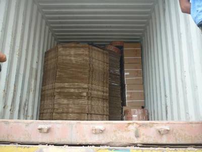 Загрузка разобранных Бумажных IBC контейнеров в 20 футовый контейнер